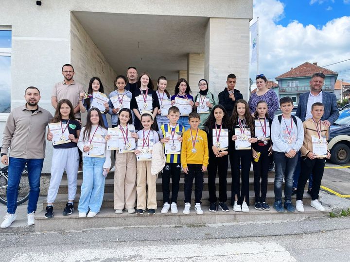 Zamenik predsjednika opštine Sjenica Admir Elezović i direktor Ustanove za sport Ervin Latović ugostili takmičare i trenere karate kluba Sjenica